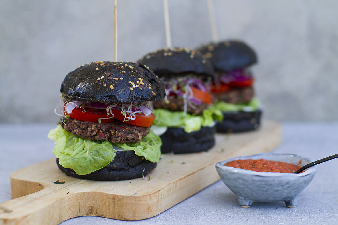 /Magazine/2020/attention/Black bean veggie burgers with a kick 5.jpg